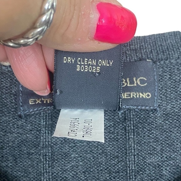 Banana Republic mens wool gray V-neck  pullover sweater size L - Picture 5 of 6